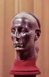 Hlava sochy vousatého kněze s hvězdným diadémem, považovaná za portrétní bustu Julia Caesara (asi 100-44 př. n. l.), egyptská, z nilské delty